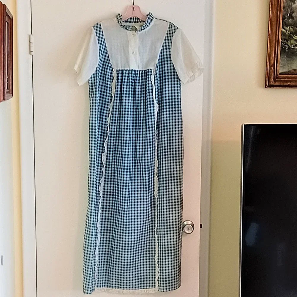 Long Robe, Size M - Picture 1 of 2